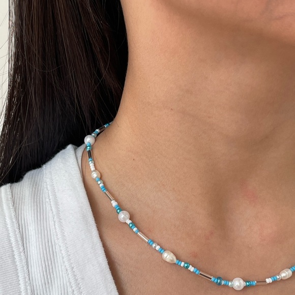 Dainty blue pearly necklace - Picture 2 of 3